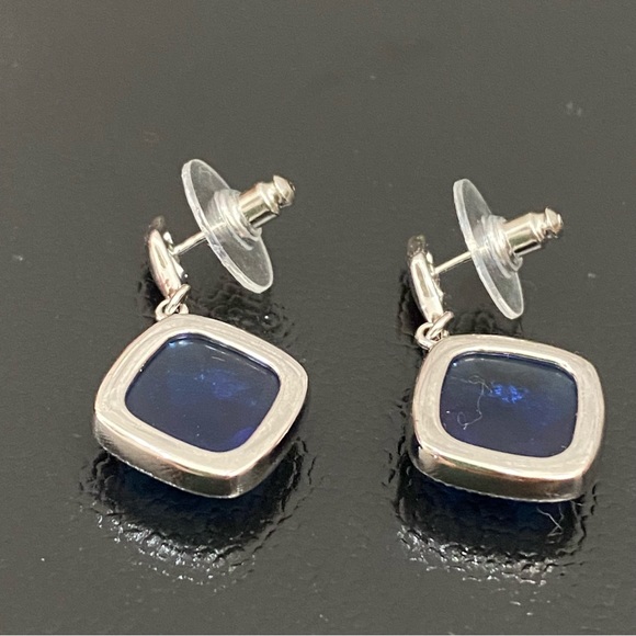 Unsigned Rounded Square-shaped Blue Faceted Crystal Earrings - Picture 8 of 13